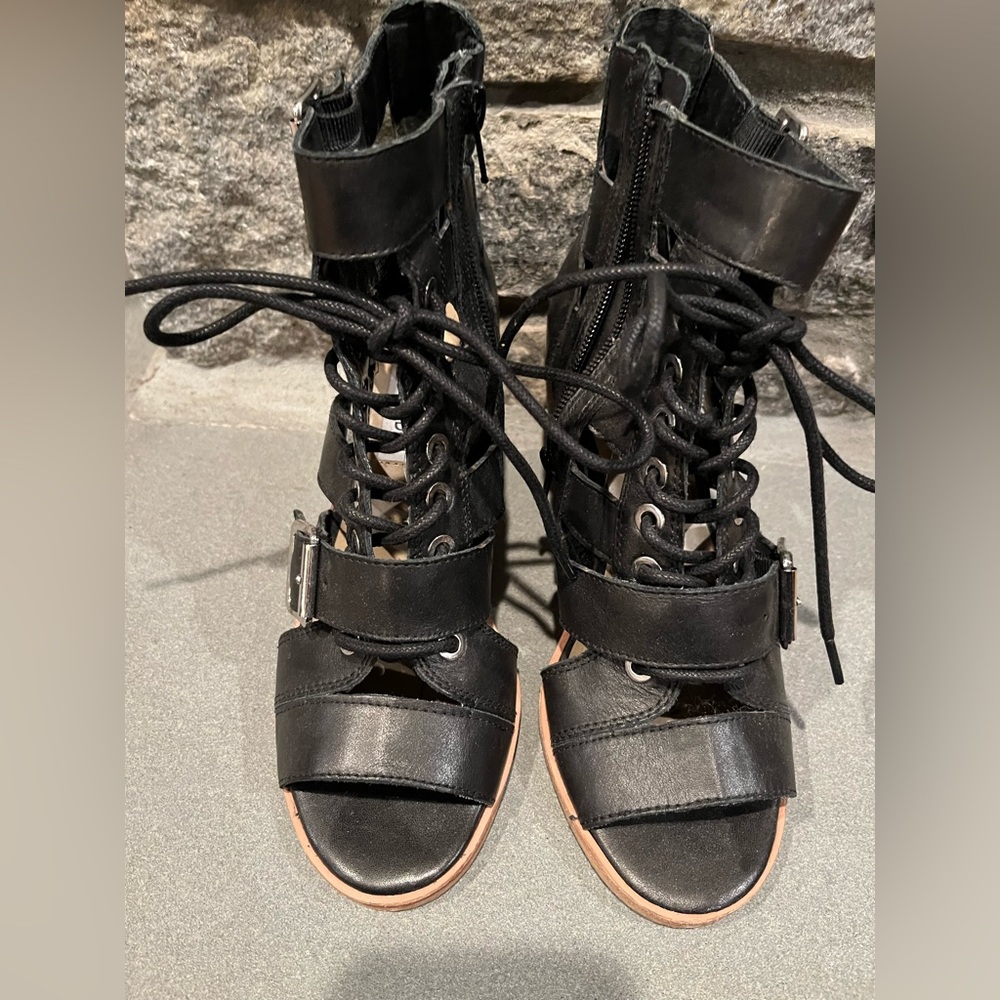 Black Steve Madden Jackson Size 5.5 Ties up in the front 3” Heel Gently used